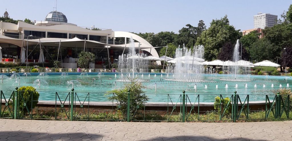 Patio trasero del Regency Casino Tirana